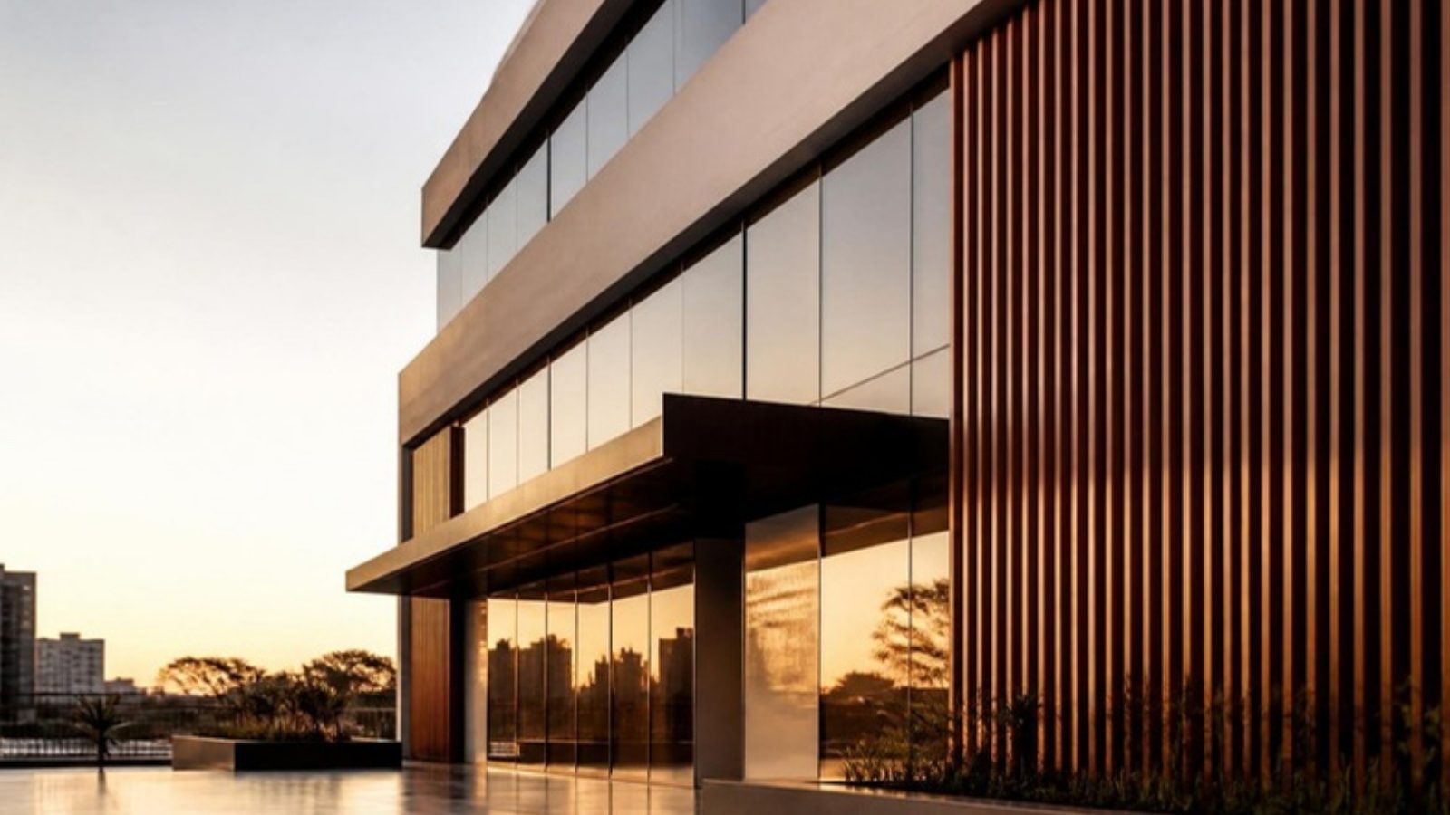 Fachada de edifício comercial moderno em Brasília ao entardecer