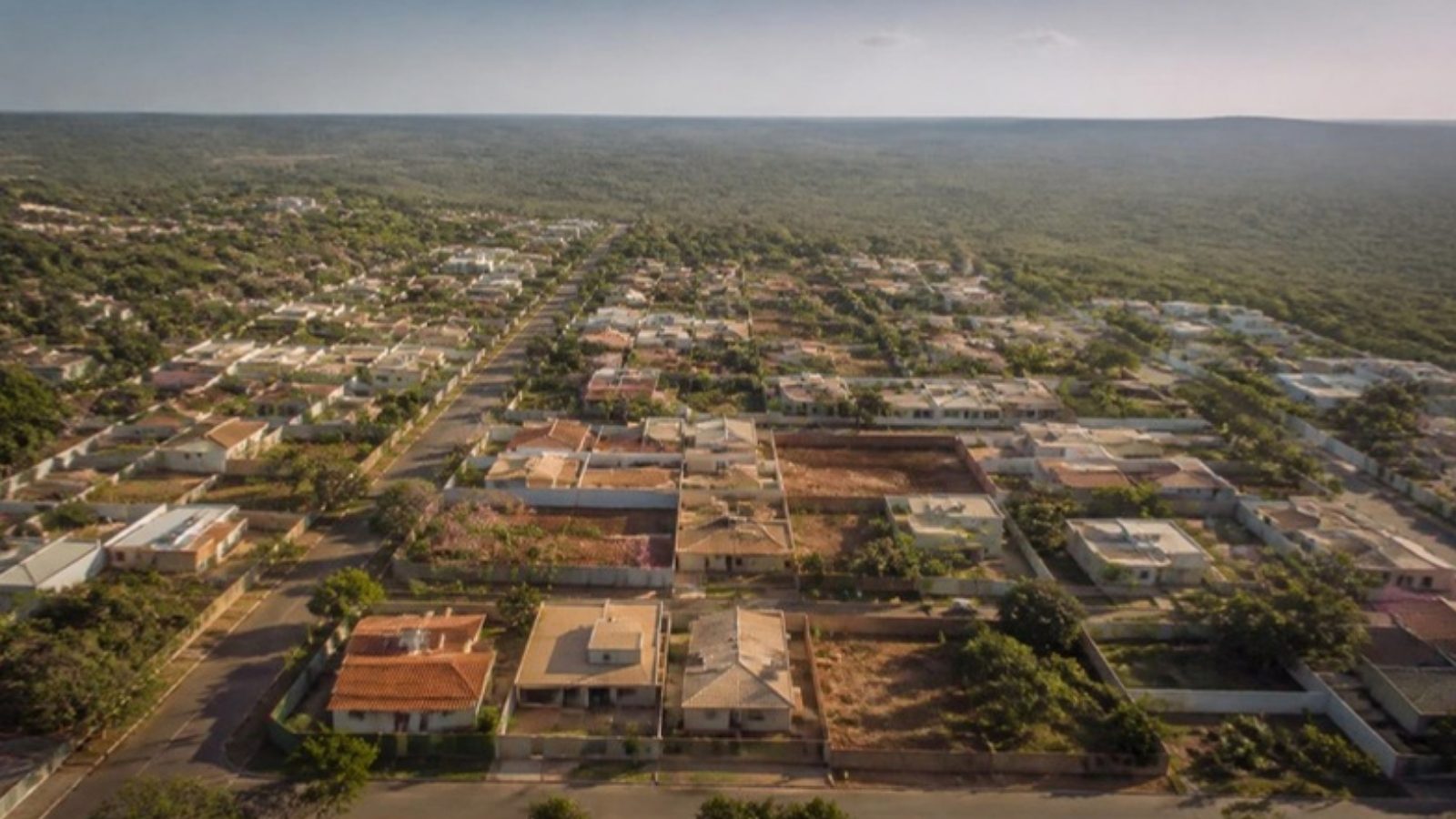 Vista de bairro residencial no Distrito Federal, representando regularização fundiária de imóveis