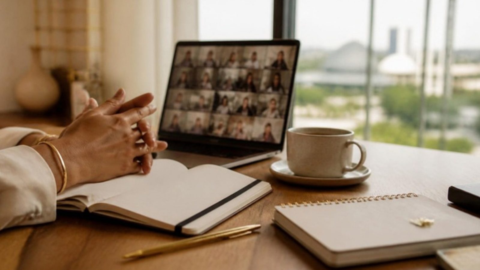 Mediação familiar por videoconferência em Brasília, com notebook, café e mãos em atitude de diálogo