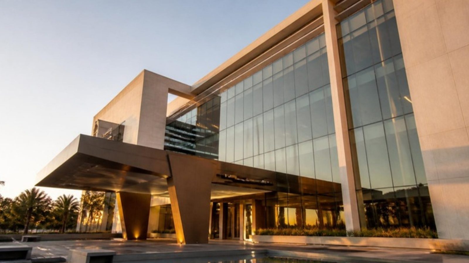Fachada de edifício comercial moderno em Brasília ao entardecer