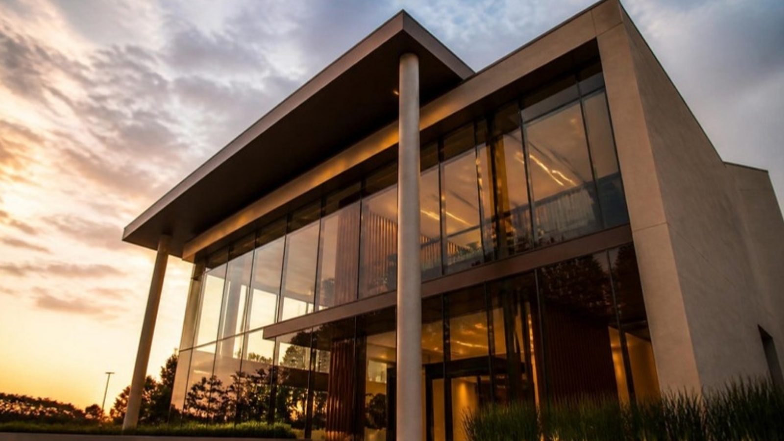 Edifício comercial em Brasília ao entardecer, representando empresas se preparando para a reforma tributária